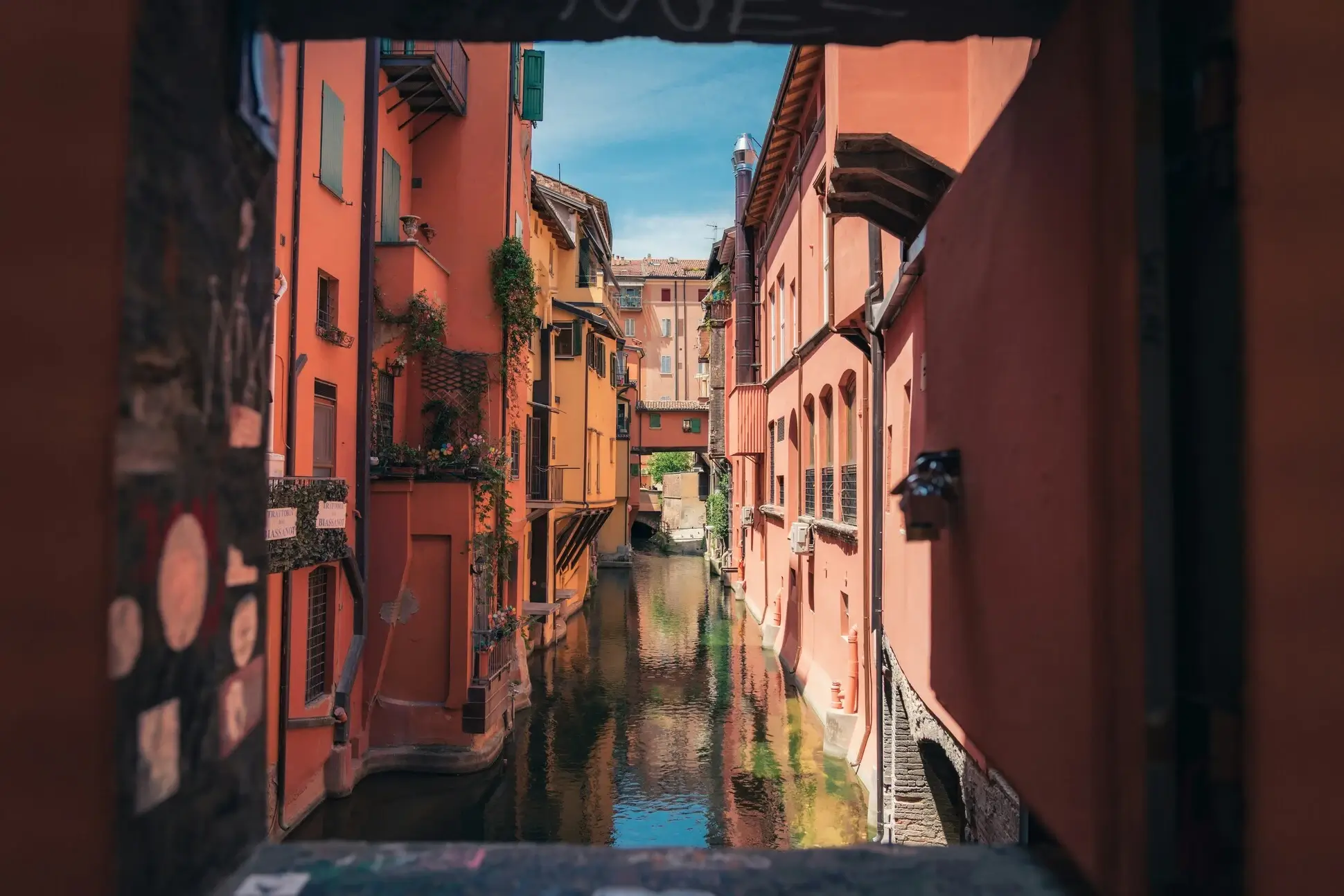 De zuilengalerijen van Bologna met Due Torri op de achtergrond