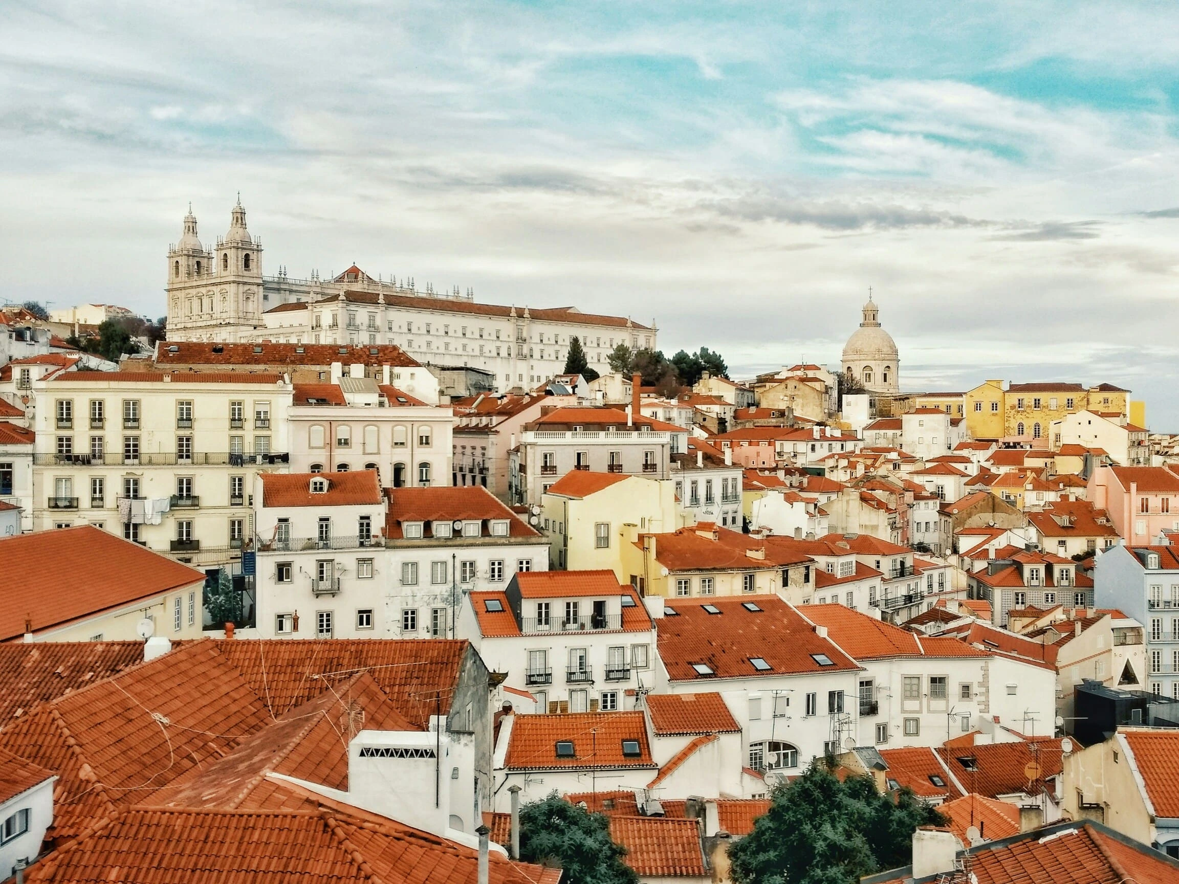 Smalle straat in Lissabon met tram