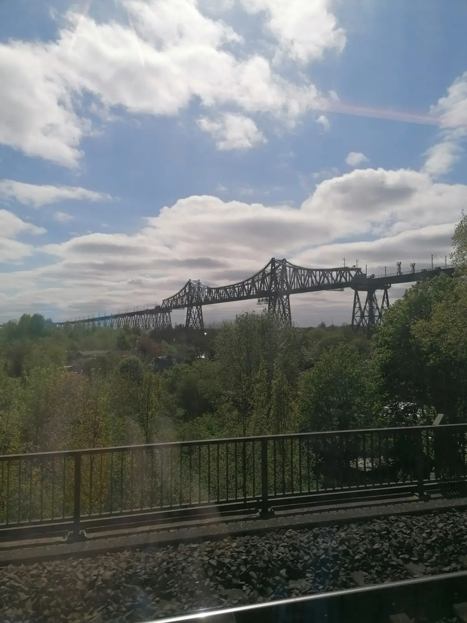 Trein passeert de Rendsburger Hochbrücke richting Scandinavië