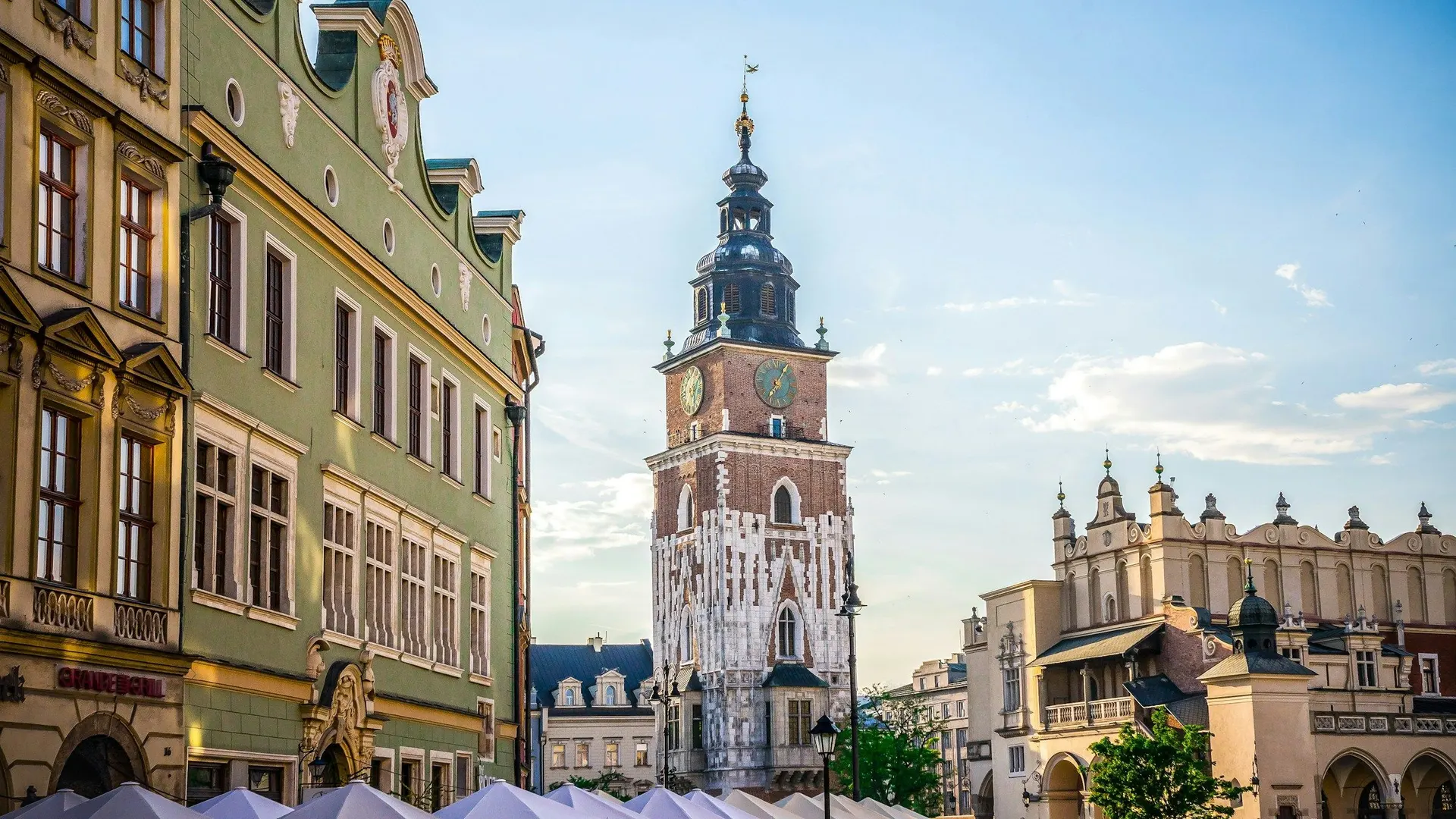 Historische gebouwen en klokkentoren op het Rynek Glowny van Krakau
