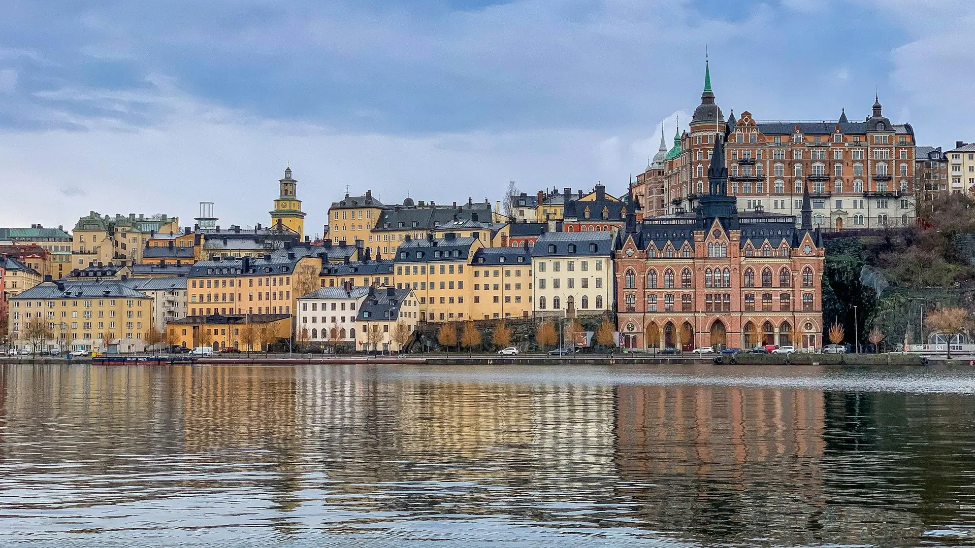 Kleurrijke gevels van Gamla Stan langs het water in Stockholm